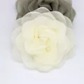 Broche de camelia de organza hecho a mano en tonos blanco crema y verde oliva - Beige