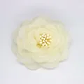 Elegante spilla a camelia in tessuto bianco crema con petali a strati e stami realistici - Base piatta / Beige