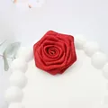 Fermaglio per capelli a rosa in tessuto glitter rosso fatto a mano su piatto bianco - Base piatta / Rosso