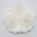 Tre fiori di camelia in tessuto bianco 3D con petali delicati per accessori abiti - Base piatta / Bianco
