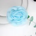 Fiore di camelia in organza azzurro fatto a mano per spille e accessori capelli - Base piatta / Blu