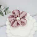 Elegante fermaglio per capelli in tulle rosa cipria con grande perla bianca centrale - Con Fermaglio per Capelli / Viola elegante