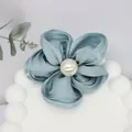 Fermaglio per capelli a fiore in tessuto azzurro con perla bianca su vassoio - Con Fermaglio per Capelli