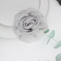Fiore di camelia artigianale 8cm grigio chiaro in garza di cristallo per capelli e spilla - Base piatta / Grigio