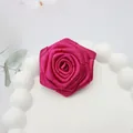 Fiore fatto a mano in nastro di raso rosso rosa in un piatto decorativo bianco - Base piatta / Rosa Rossa