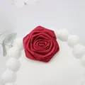 Rosa fatta a mano in nastro rosso scuro con polvere dorata su vassoio bianco decorato - Base piatta / Borgogna