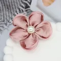 Pince à cheveux fleur en tissu rose pâle de style français avec perle blanc crème - Base plate / Rose