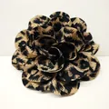 Broche de flor de tela con estampado de leopardo y seda para trajes formales elegantes - Caqui