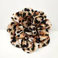 Detalle de flor de camelia en gasa con estampado de leopardo para ropa y tocados - Rosa Albaricoque