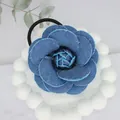 Elastico per capelli vintage a forma di camelia in denim blu molto elastico - Grande / Denim Blu Scuro