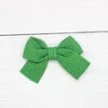 Fiocco per capelli verde intrecciato a mano in tessuto strutturato, misura 7,5 cm - Griglia Verde Natale