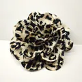 Primer plano detallado de una flor de gasa con estampado de leopardo para accesorios de ropa - Beige