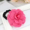Chouchou fleur rose fuchsia en mousseline avec pétales multicouches et bande élastique - Rouge Rose
