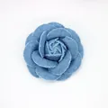 Detailansicht der handgefertigten 5,5 cm blauen Denim-Kamelie für DIY-Kleidung und Hüte - Hellblaues Denim