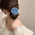 Elastico per capelli a fiore di camelia in denim blu per un look vintage elegante - Grande / Denim Celeste