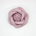 Detailansicht einer 5,5 cm Retro-Kamelie aus staubrosa Wollfilz für DIY-Bastelarbeiten - Grauviolett
