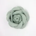 Detaillierte Ansicht einer 5,5cm Kamelienblüte aus Wollstoff in dezentem Salbeigrün - Grün