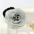 Elegante elastico per capelli a fiori grigi con petali in chiffon e fascia elastica - Grigio