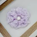 Spilla e fermaglio per capelli a forma di peonia in raso lavanda con perla centrale - Stile a Fondo Piatto / Viola Chiaro