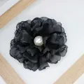 Elegante fiore di peonia in tessuto nero da 10 cm con dettaglio di grande perla bianca - Stile a Fondo Piatto / Nero