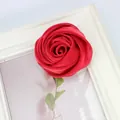 Leuchtend rote Satin-Rosenknospe mit Blättern für DIY-Hut-Accessoires in Glasvase - Burgunderrot