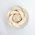 Spilla a camelia in tweed beige con petali strutturati per abbigliamento e borse - Stile a Fondo Piatto / Beige