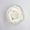 Fiore di camelia in lana bianca 5,5 cm con petali a strati per abbigliamento e cappelli - Stile a Fondo Piatto / Bianco