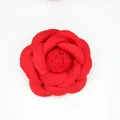 Dunkelrote Stoff-Kamelienblüte mit geschichteten Blütenblättern im Vintage-Stil - Rot