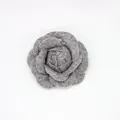 Dunkelgraue Wollkamelie Blume Accessoire mit geschichteten Blütenblättern für DIY Kleidung - Grau