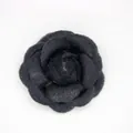 Handgefertigte schwarze Kamelienblüte aus Filz, Vintage-Stil für Kleidung, 5,5 cm - Schwarz
