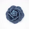 Dunkelblaue Kamelienblüte aus Denim mit Retro-Fransenkanten und Lagenlook-Effekt - Dunkles Denimblau