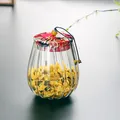 Bocal en verre rayé vintage avec couvercle en tissu floral rouge et perle jaune - Couvercle en Tissu Rouge Rond