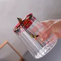 Bocal en verre à rayures avec couvercle en tissu rouge et perles de bois - Couvercle en Tissu Rouge Carré