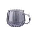 Taza de vidrio gris humo con rayas verticales, borde ondulado y asa para café latte - 350ml / Gris