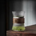 Vaso de té minimalista con rayas verticales y funda aislante de madera de nogal - Taza Estriada de Cintura Delgada Con Patrón