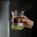 Taza de té japonesa de vidrio estriado con funda aislante de madera de nogal y té - Taza Estriada de Cintura Delgada Sin Patrón