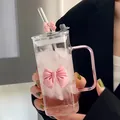Gobelet élégant en verre résistant à la chaleur avec nœud rose et poignée pour thé - Emballage en Carton (PP400) / Avec Couvercle Et Paille