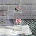 Vierkante glazen waterfles met roze 3D-strikjes en een rietje op wit voetstuk - 400ml / Plastic Deksel Strik Stijl