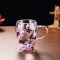 Doppelwandige Glastasse mit Griff und lila Trockenblumen-Dekoration im Inneren der Wand - Violette Trockenblumen (A-1227)