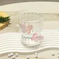 Gestreepte glazen koffiemok met roze 3D-vlinder en golvende rand detailopname - Roze Vlinder