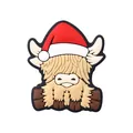 Ciondolo per scarpe mucca scozzese natalizia con cappello di Babbo Natale rosso in PVC morbido - Mucca delle Highland di Natale Giallo Chiaro