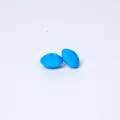 Zwei hellblaue 12mm Silikonperlen in Linsenform mit Mittelloch für DIY-Schmuckbau - Piratenblau