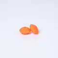 Zwei leuchtend orangefarbene 12mm flache ovale Silikonperlen für DIY-Schmuckherstellung - Nektarine