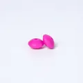 Zwei rosafarbene 12 mm Silikon-Linsenperlen für die DIY-Halskettenherstellung - Violettrot