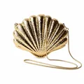 Détail du sac de soirée coquillage doré avec texture métal martelé et fine chaîne - Doré