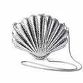 Pochette de soirée argentée en forme de coquillage avec texture martelée et chaîne - Argenté