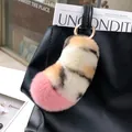 Detailaufnahme eines Plüsch-Schlüsselanhängers mit Leopardenmuster und rosa Fuchsschwanz - Pinkfarbener Leopardenschwanz