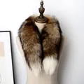 Bufanda de piel de zorro cristal natural de 80 cm con textura de felpa en un maniquí - Zorro del Sol
