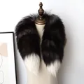 Bufanda de lujo en piel de zorro gris degradado con puntas blancas en un maniquí - Zorro Plateado