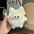 Dettaglio del portachiavi in peluche bianco con grandi occhi e nastro su una chiave auto - Bianco Sporco